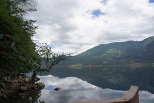 宁静山水间的湖畔风光