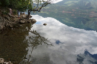 宁静山水倒影美景