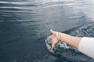 手撩水波 泛起灵动涟漪