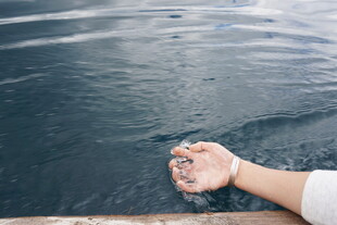 手捧海水于船边