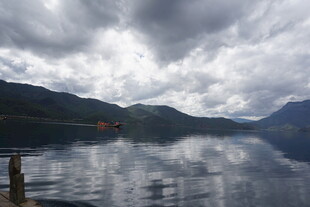 宁静湖景与远处山峦