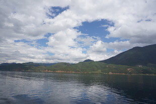 湖光山色间的蓝天白云