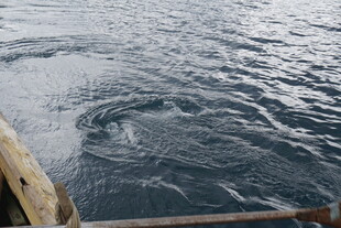 船舷边的海面波纹景象