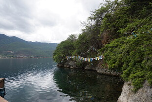 湖畔青山绿水美景如画