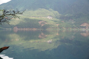 山水相依的静谧湖景