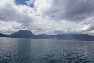 宁静湖景与远处山峦