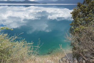 湖畔美景 澄澈湖水映蓝天