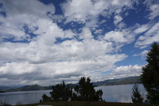 湖畔蓝天白云美景