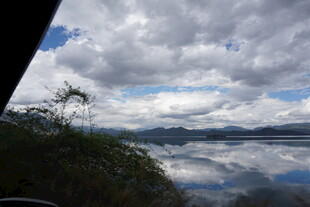 湖光山色间的壮美天空