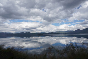 湖光山色白云映景