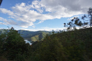 山间美景 蓝天白云绿树