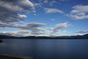 宁静湖畔的蓝天白云美景