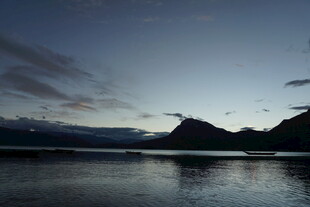 黄昏湖畔的山峦美景