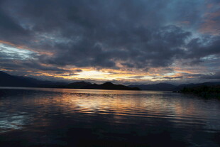 湖畔黄昏 云影倒映美景