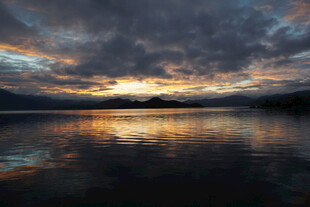 湖畔日落时分的壮美景色