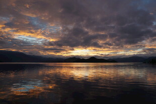 湖畔绚丽晚霞倒影美景