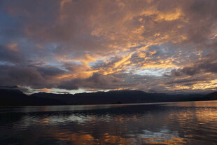 湖畔绚丽晚霞美景