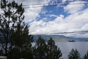 湖畔山林蓝天白云美景