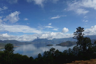 美丽湖景与蓝天白云相映