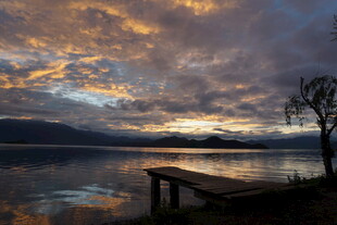 湖畔黄昏美景