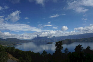 湖畔蓝天绿树美丽风光