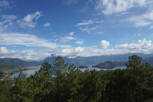 蓝天白云下的山林湖泊