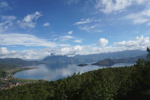 湖畔青山蓝天美景如画