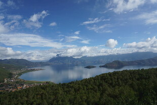 湖畔青山蓝天美景如画