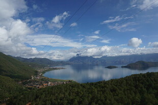 美丽湖景与山峦风光