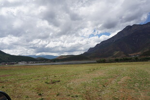 草原山峦间的多云景致