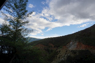 山间美景 蓝天白云绿树