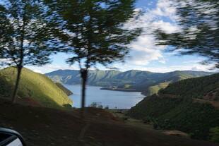 车窗外的湖光山色美景