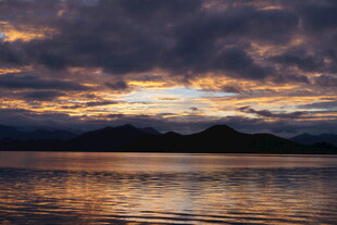 黄昏湖畔 云霞与山水相映