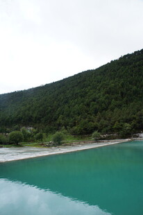 翠绿山峦旁的澄澈蓝湖