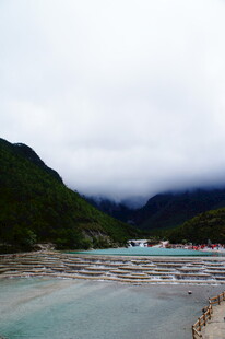 海边山峦间的美丽景致
