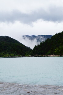山间湖泊云雾缭绕美景
