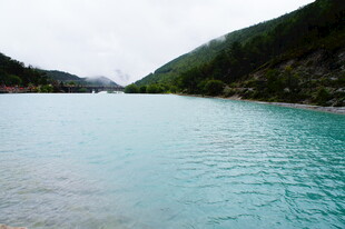 碧绿湖水与青山相映成趣