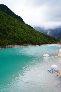 碧绿湖水与青山美景