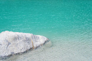 海边浅滩的白色岩石