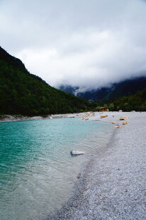梦幻蓝绿色海边的静谧景致