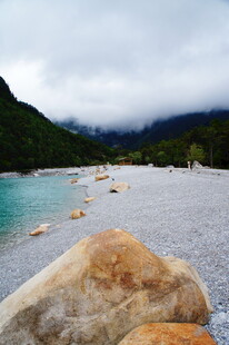 海边砾石与远山云雾美景