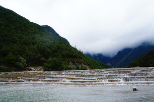 山间溪流云雾缭绕美景