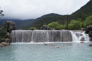 山间瀑布下的清澈潭水