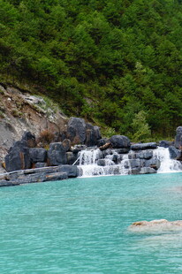 山间碧潭瀑布自然美景