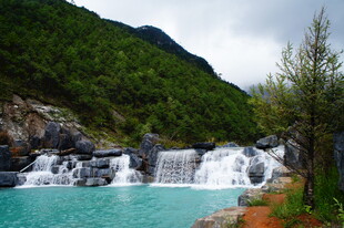 山间碧潭瀑布秀丽风光