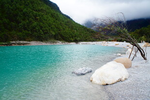 梦幻蓝绿色的山间清澈水域