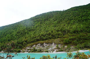 青山环抱的澄澈蓝湖