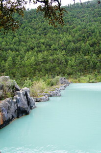 青山绿水间的幽美湖景
