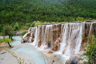 壮丽山水间的绝美瀑布