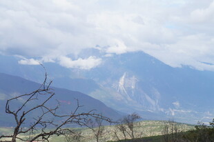 山间景致 云雾缭绕的山脉